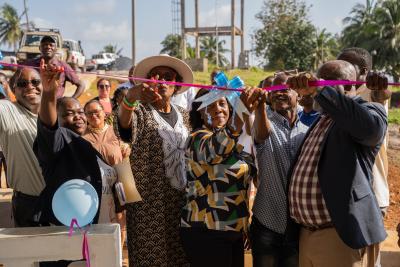 didi famer cuts ribbon